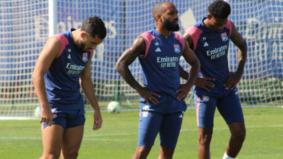 Alexandre Lacazette en compagnie de Rayan Cherki et Jeff Reine-Adelaïde à l'entraînement de l'OL