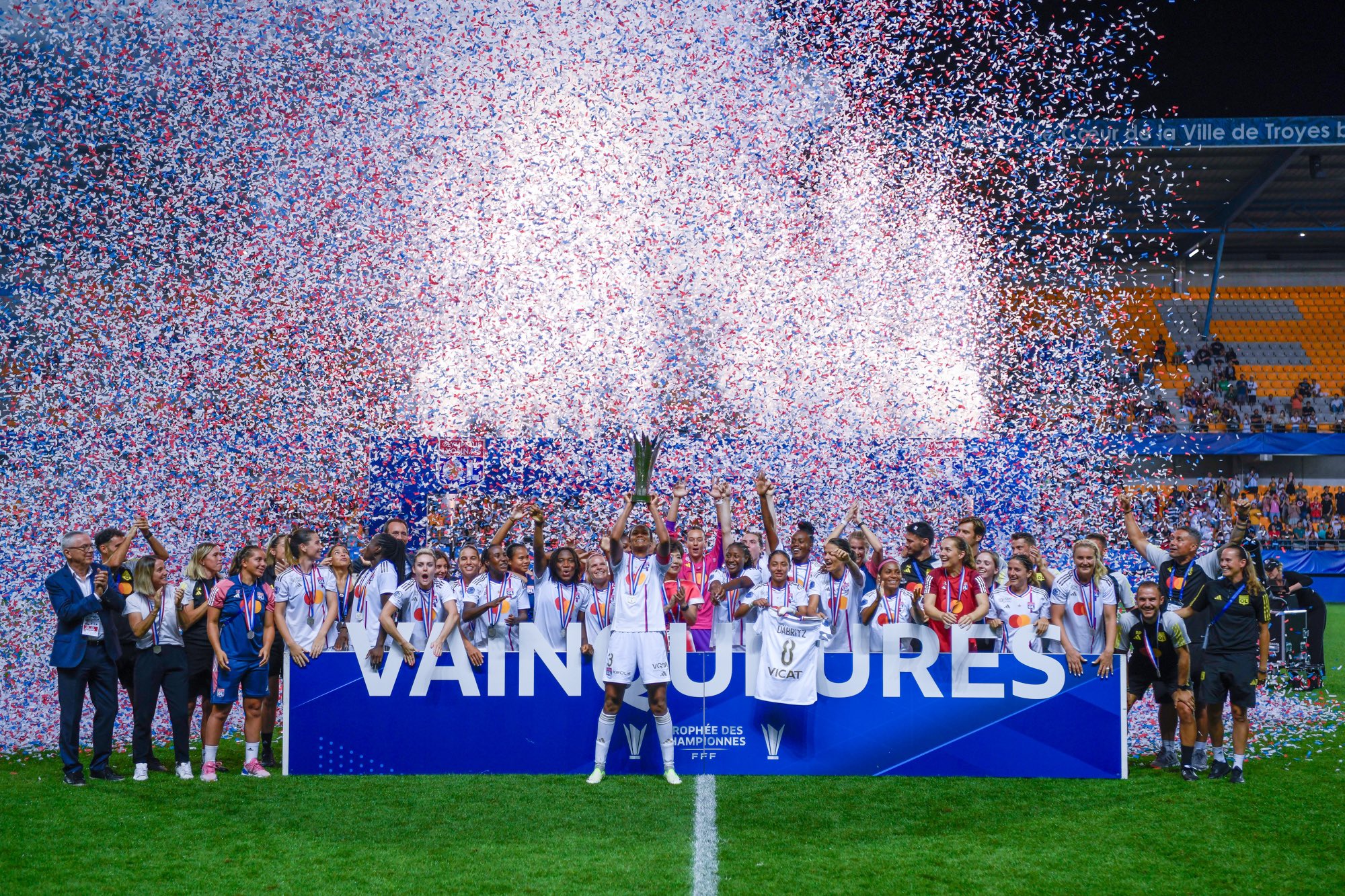 Les joueuses de l'OL vainqueures du Trophée des Championnes 2023