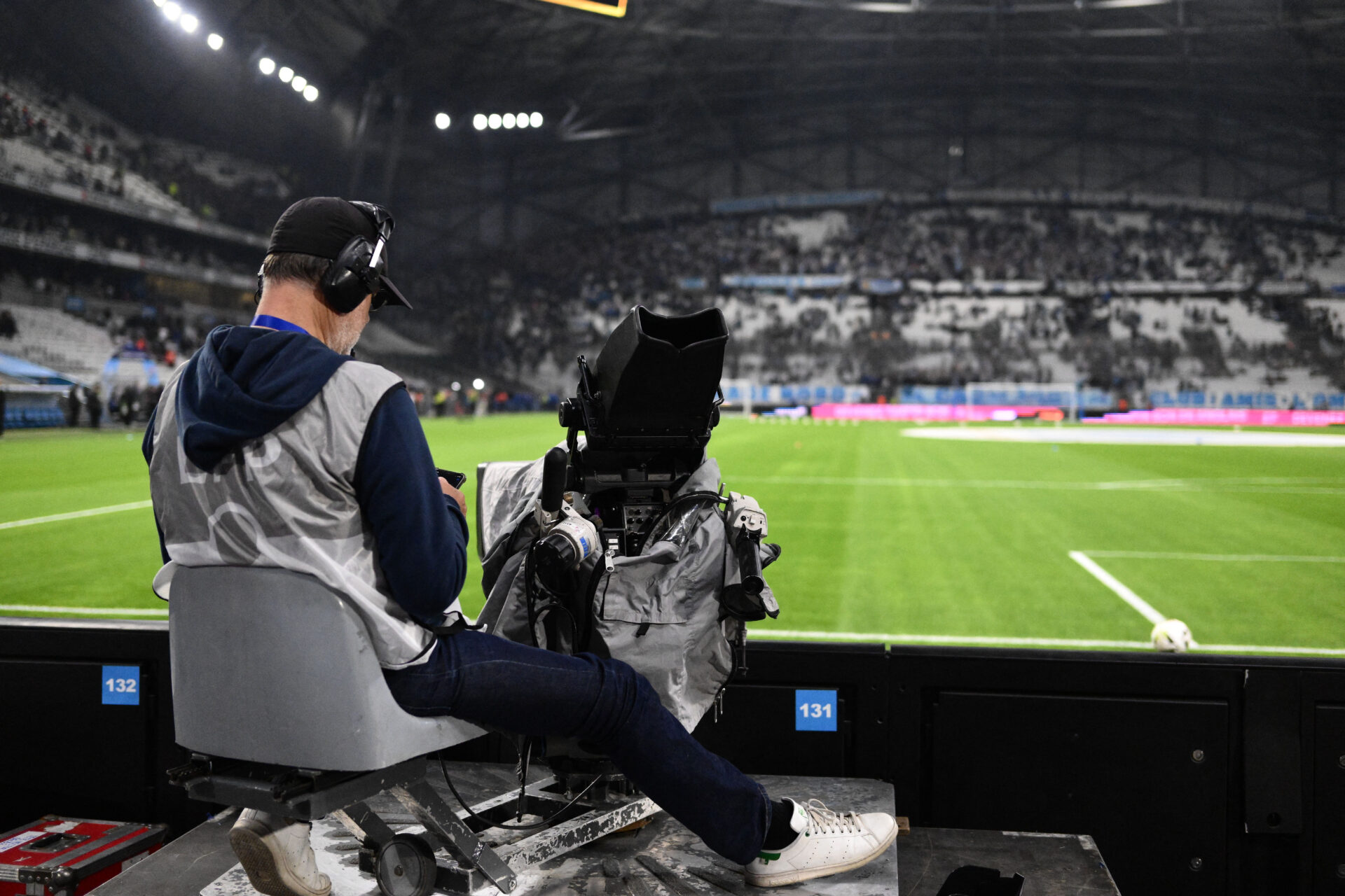 Un caméraman au Vélodrome lors d'OM - OL le 29 octobre 2023