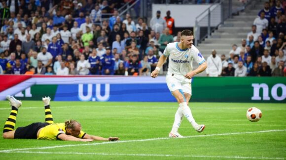 L'attaquant Vitinha (d) ouvre le score pour l'OM contre l'AEK Athènes, le 26 octobre 2023 au Stade Vélodrome