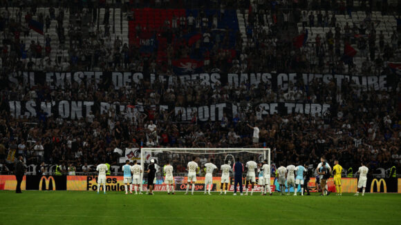 Les joueurs de l'OL face aux supporters du Virage Nord lors du match contre le PSG