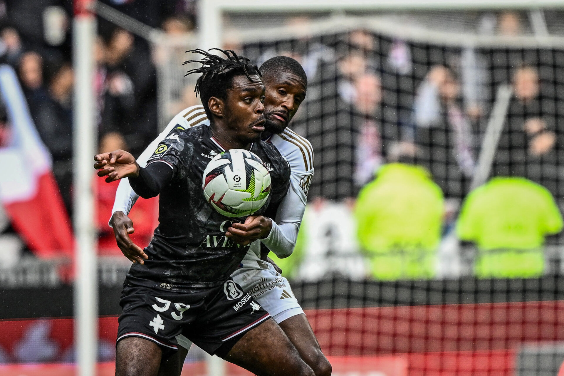 Joel Asoro face à Clinton Mata lors d'OL - Metz