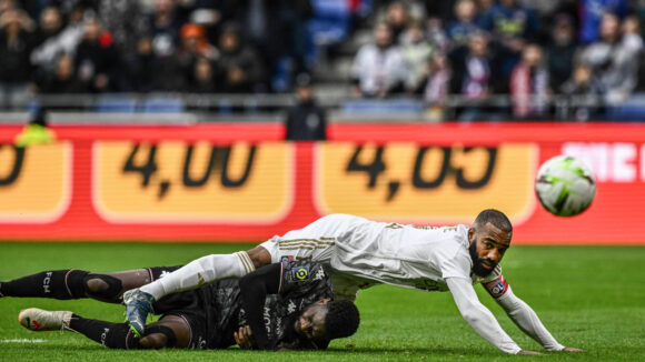 Alexandre Lacazette face à Ismael Traoré lors d'OL - Metz