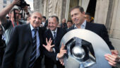 Gérard Collomb avec Jean-Michel Aulas et Alain Perrin lors du doublé de l'OL Coupe - Championnat en 2008