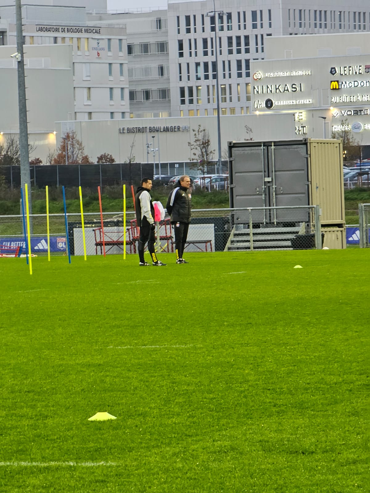 Pierre Sage à l'entraînement de l'OL