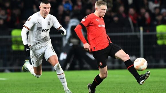 Adrien Truffert lors d'un match de Ligue Europa avec Rennes