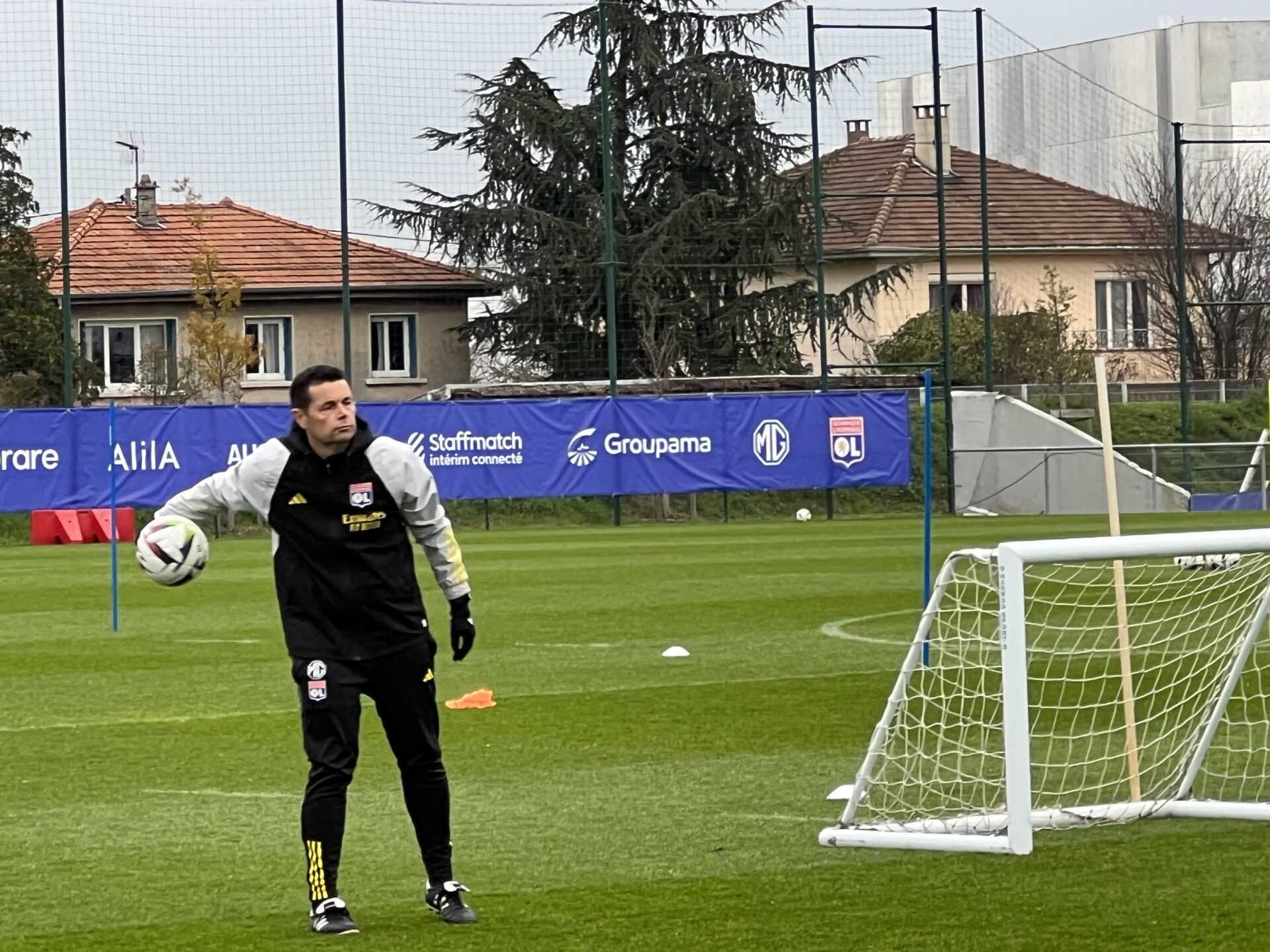 Pierre Sage à l'entraînement de l'OL