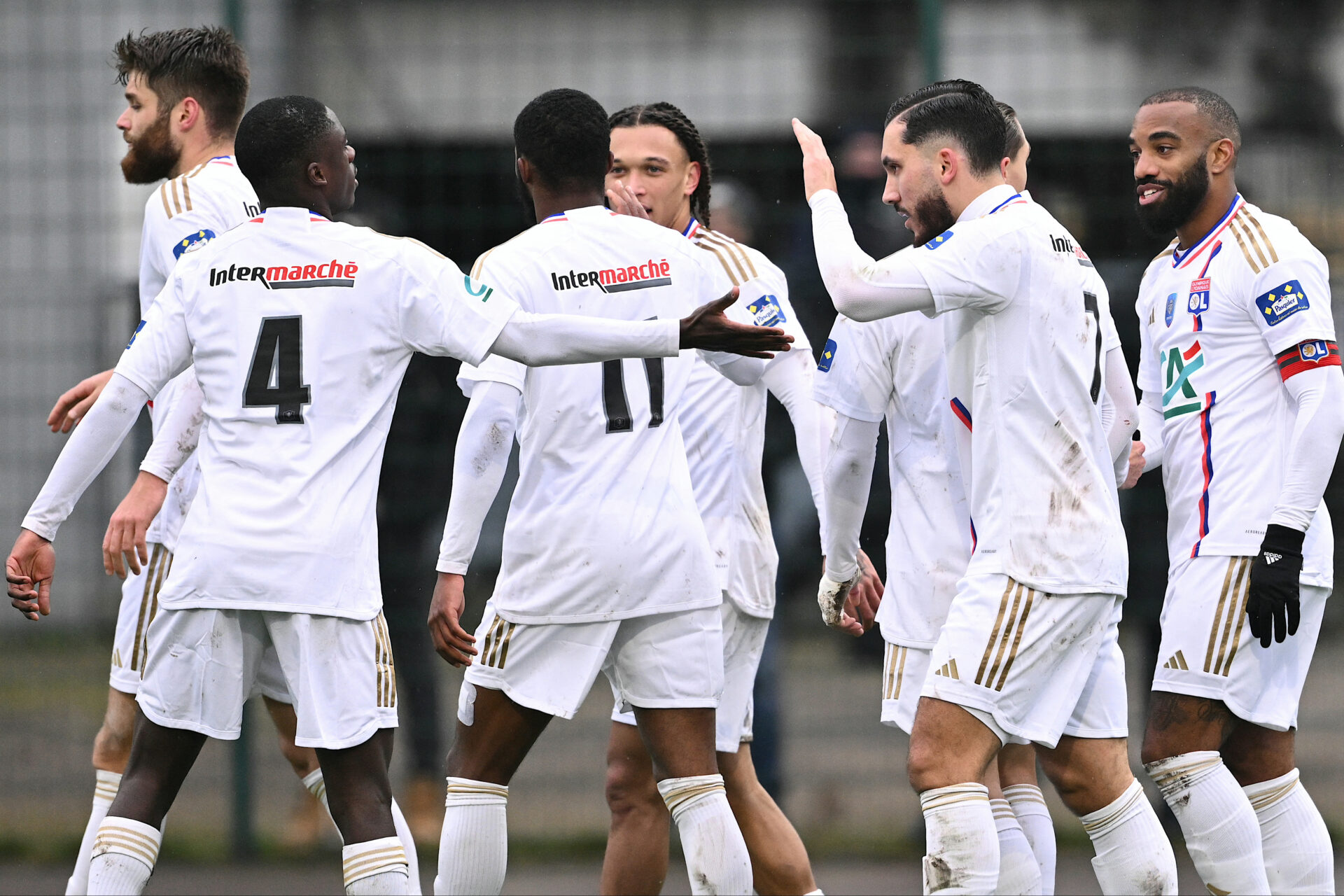 Les joueurs de l'OL félicitent Rayan Cherki pour son but contre Pontarlier.