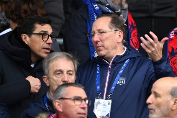 John Textor in discussion with Laurent Prud'homme during Pontarlier - OL