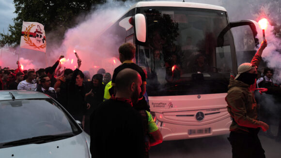 Un bus de supporters niçois lors de la finale de Coupe de France Nice - Nantes