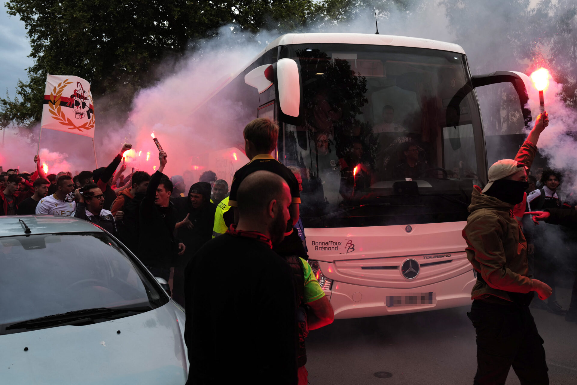 OL - Nice : une supportrice niçoise revient sur le caillassage du bus