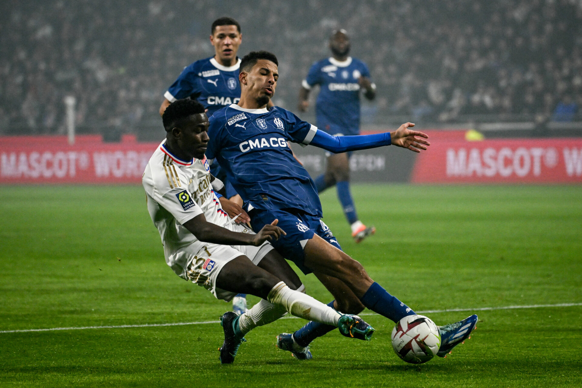 Ernest Nuamah au duel avec Azzedine Ounahi lors d'OL - OM