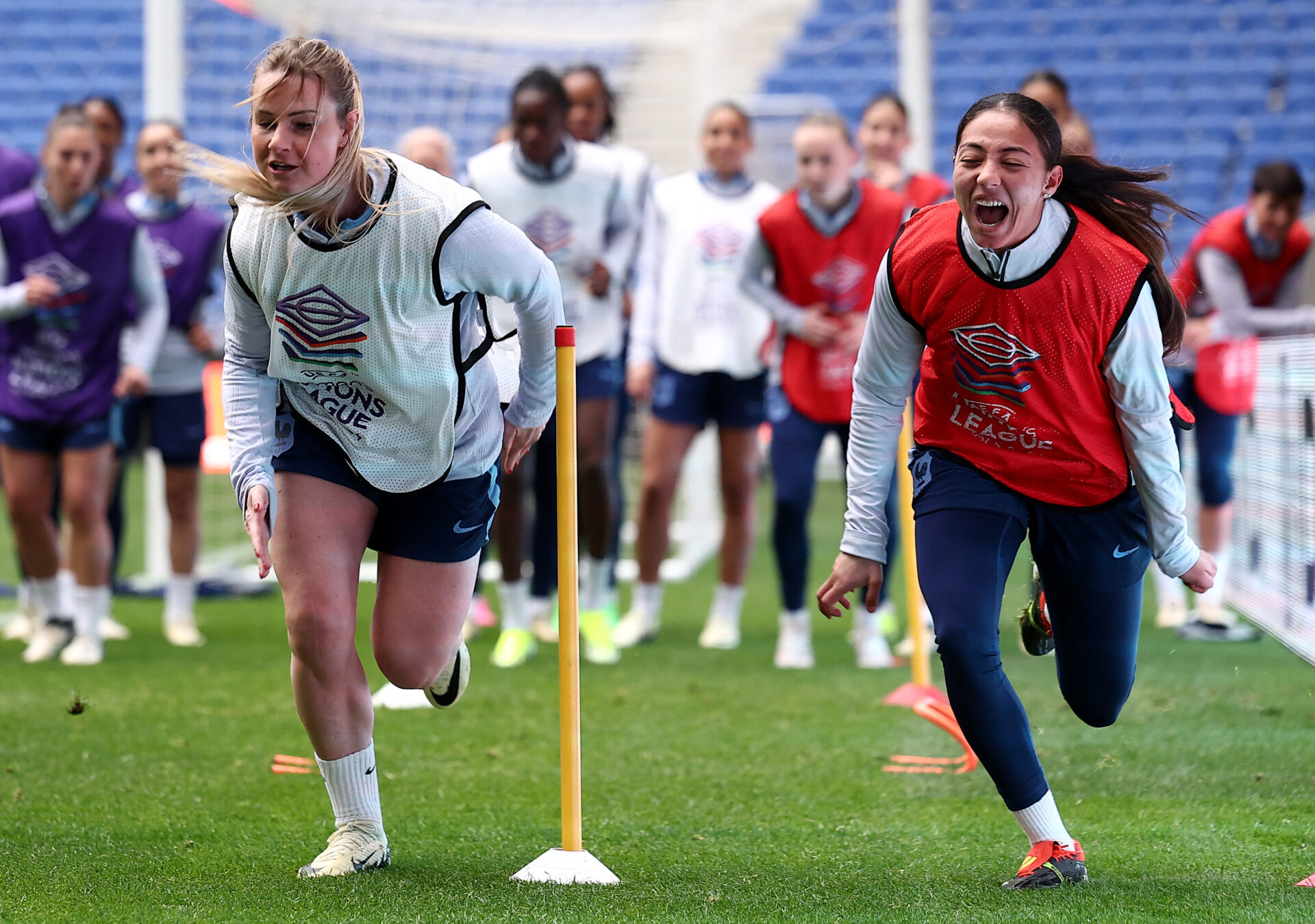 Amandine Henry et Selma Bacha à l'entraînement des Bleues au Parc OL