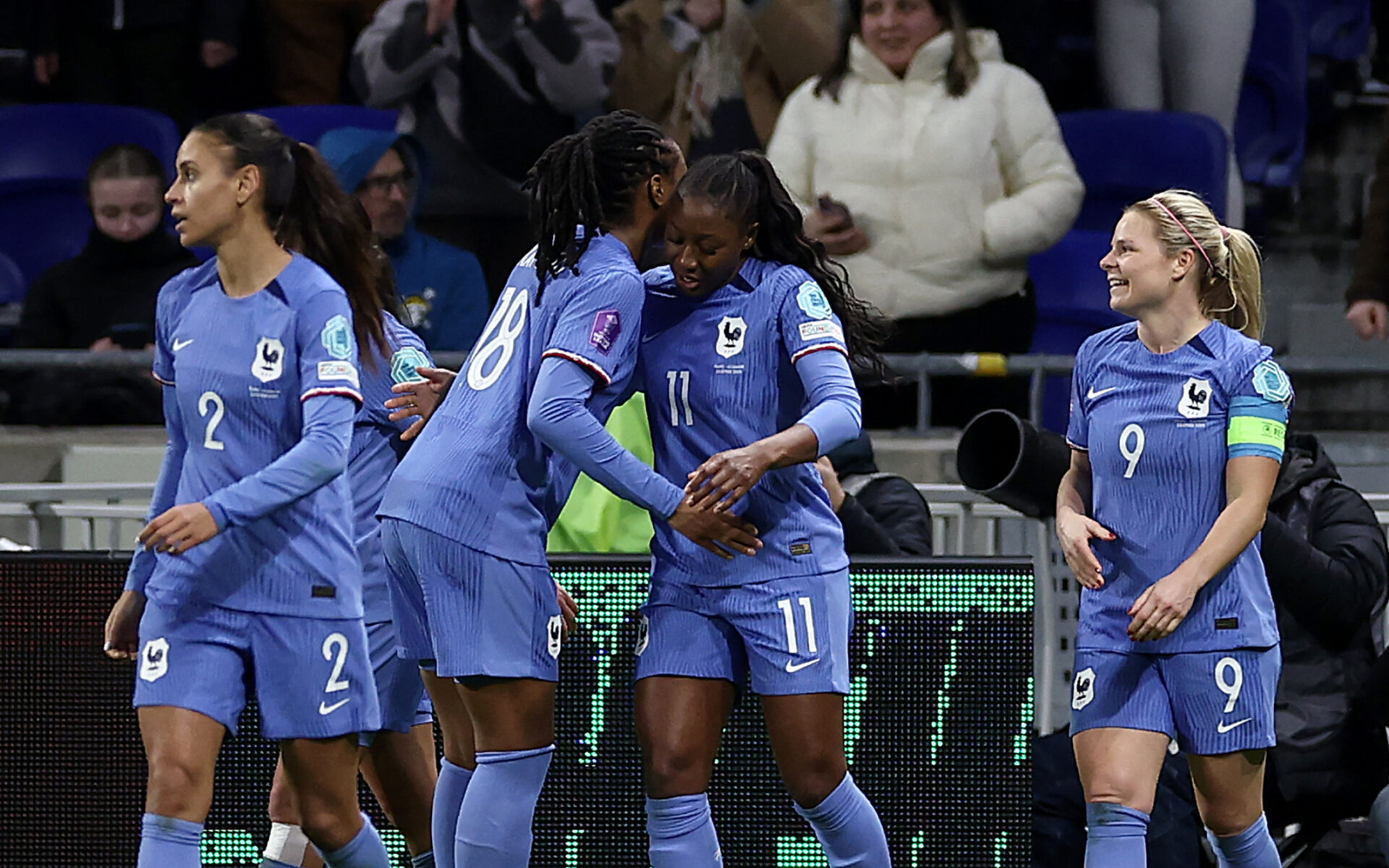 Kadidiatou Diani et Eugénie Le Sommer avec l'équipe de France