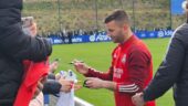 Anthony Lopes signant des autographes à la fin de l'entraînement de l'OL