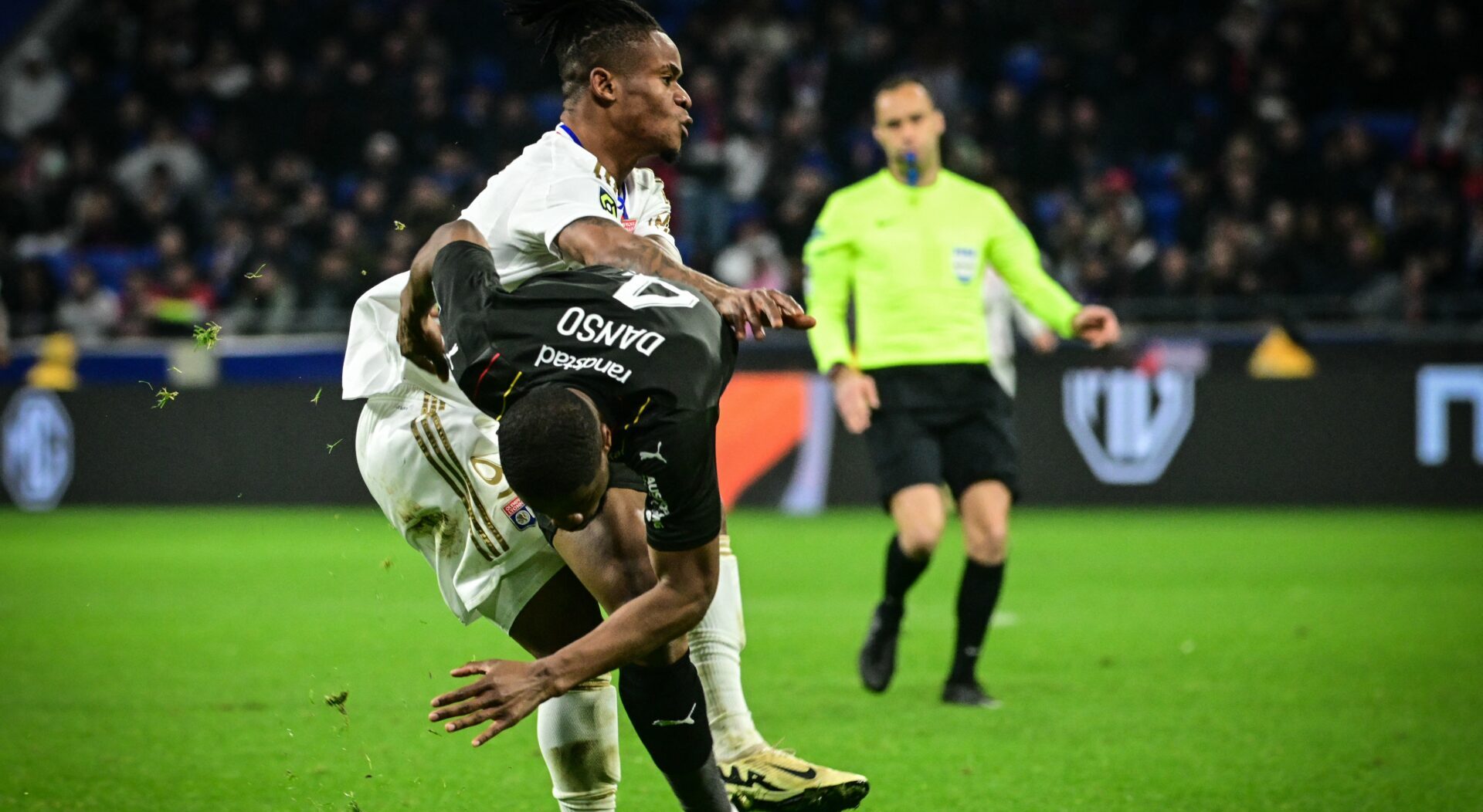 Gift Orban face à Kevin Danso lors d’OL - Lens : La difficulté de se passer de Lacazette thumbnail