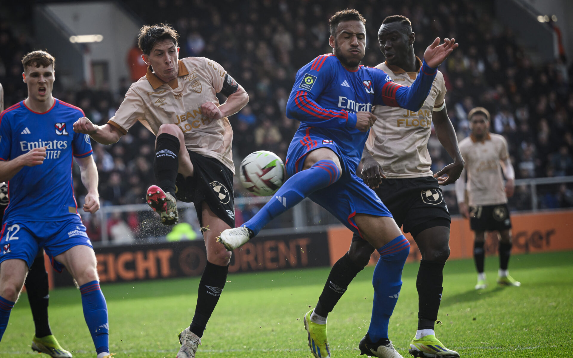 Brèves Actus Foot: Ligue 1 : l'OL capitalise à l'extérieur thumbnail