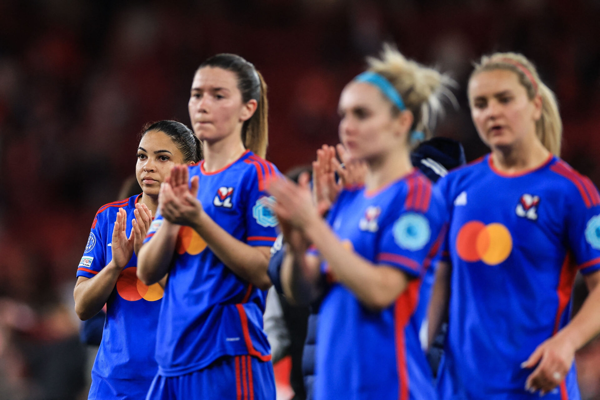 Delphine Cascarino et les joueuses de l'OL applaudissant les supporters à Lisbonne