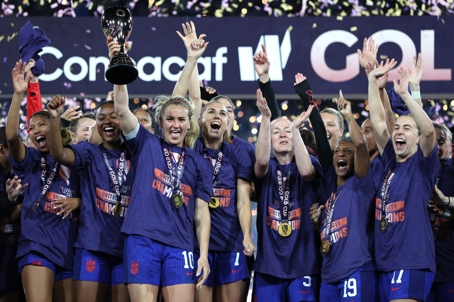 Lindsey Horan soulève le trophée de la première Gold Cup féminine