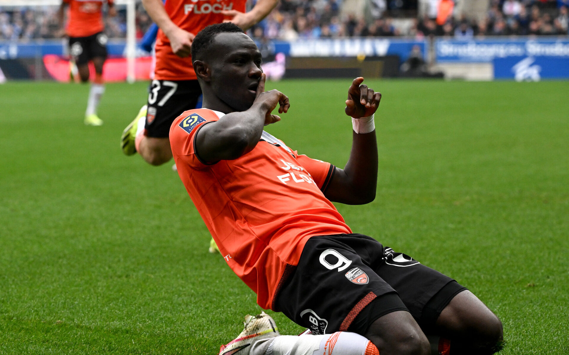 Mohamed Bamba sera présent pour la rencontre entre Lorient et l'OL, malgré des absences majeures chez les Merlus thumbnail