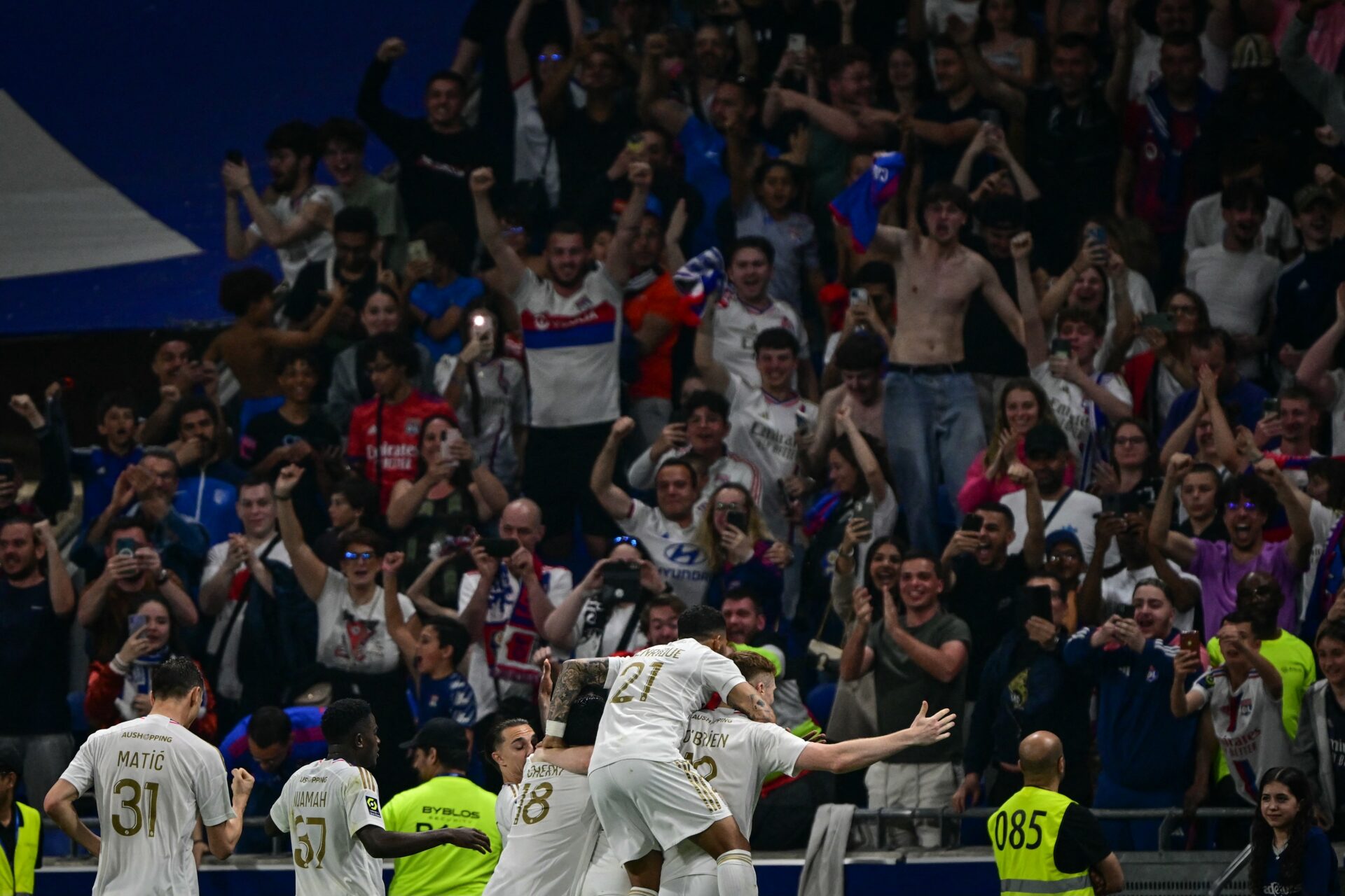 Les joueurs de l'OL célèbrent leur victoire contre Brest avec les supporters