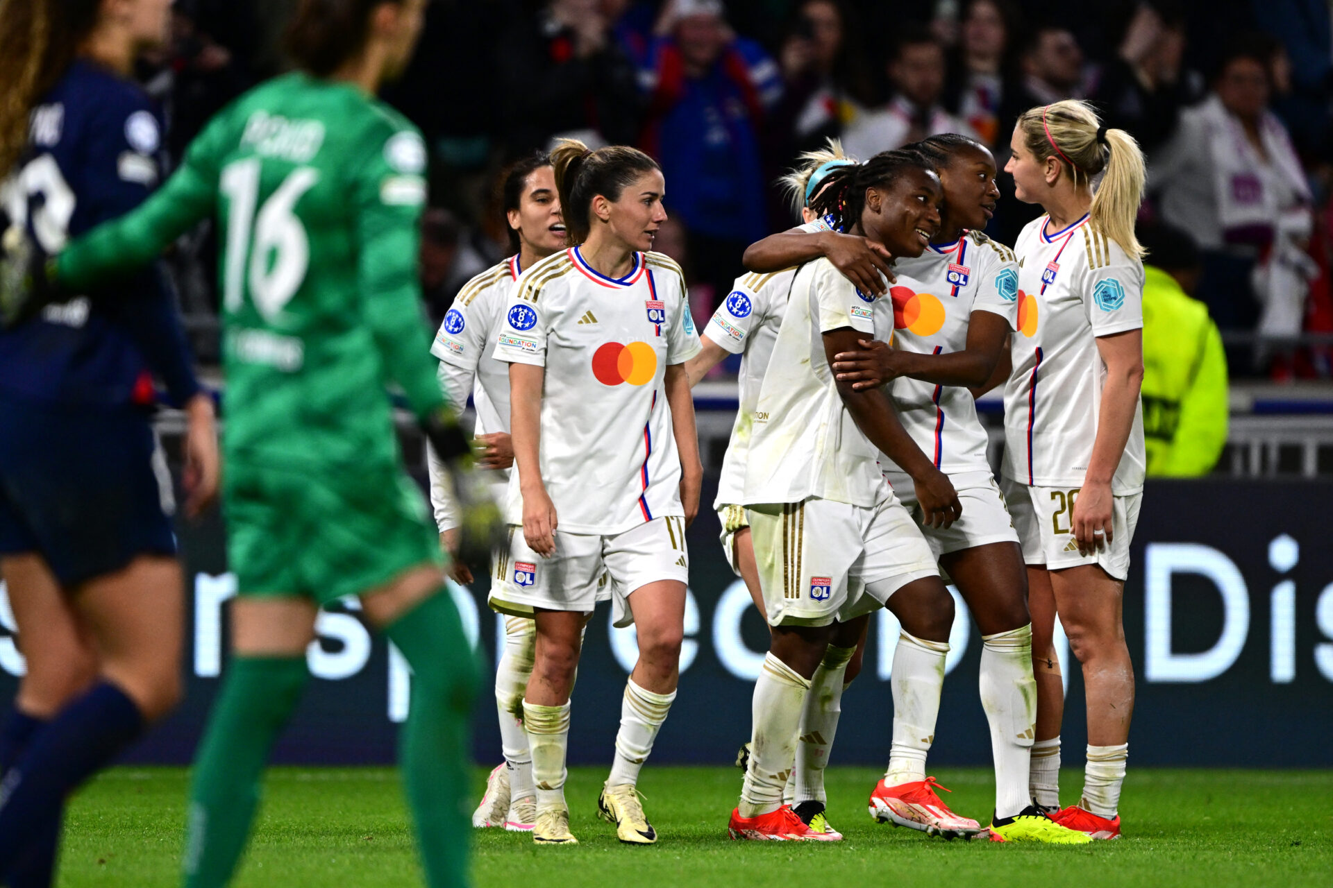 Melchie Dumornay félicitée par ses coéquipières lors d'OL - PSG