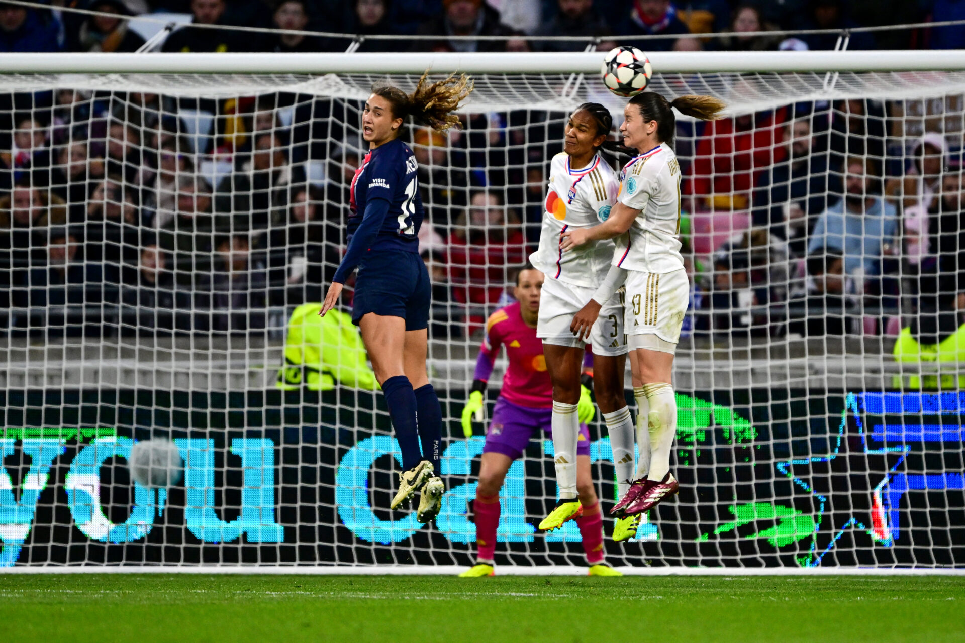 Eva Gaetino (PSG) au duel avec Wendie Renard et Damaris Egurrola (OL)