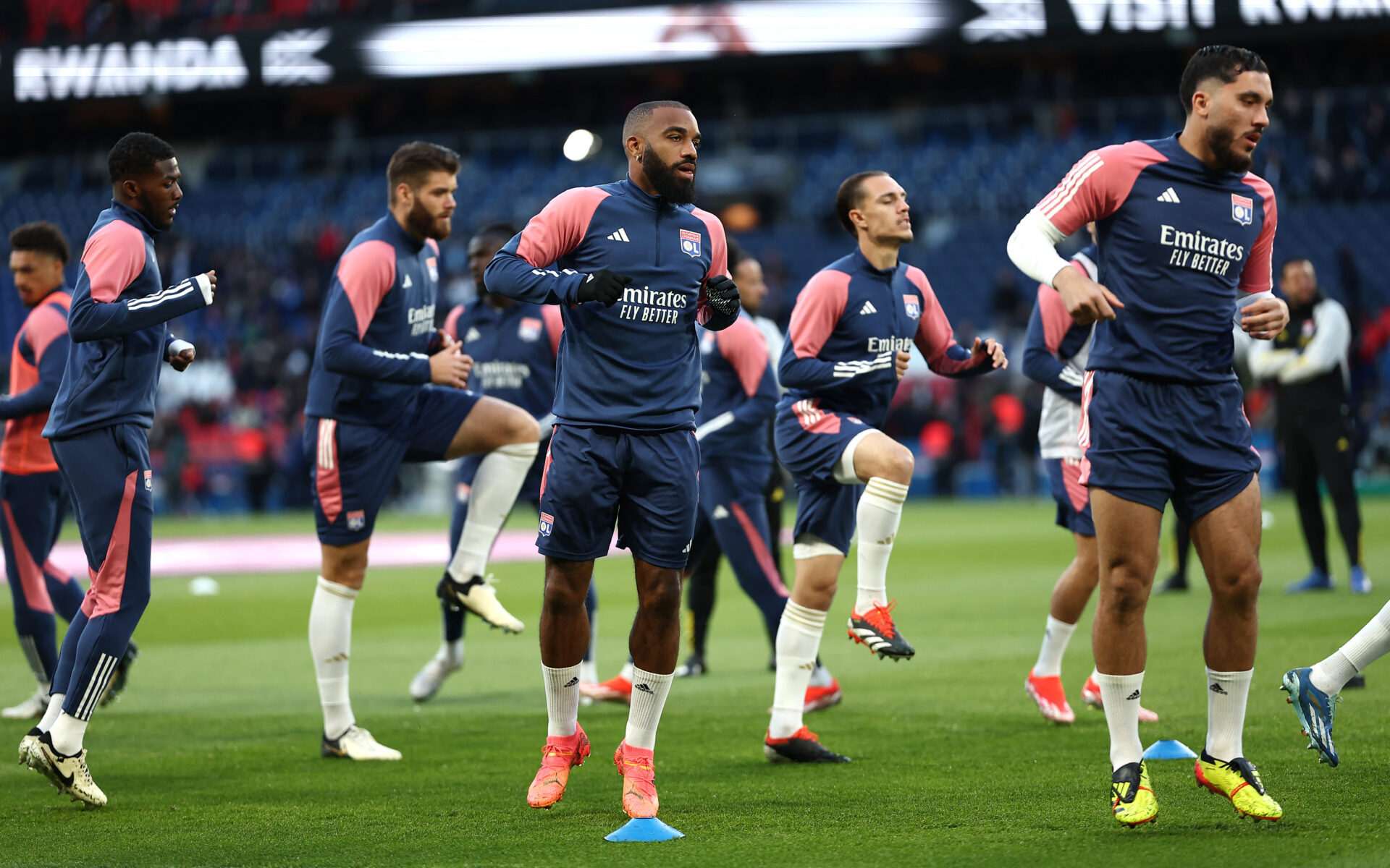 Alexandre Lacazette et les joueurs de l'OL à l'échauffement