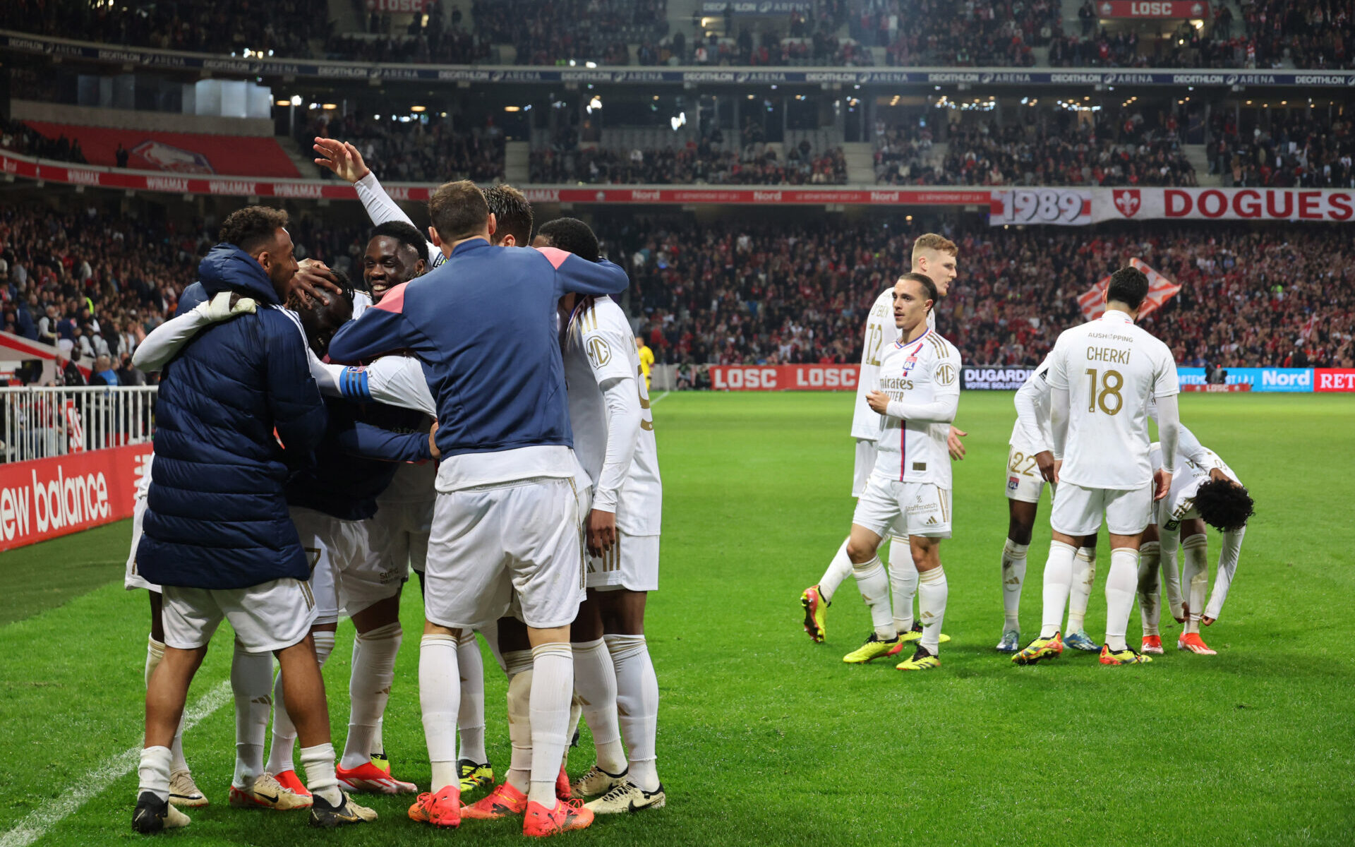 Les joueurs de l'OL heureux après leur victoire à Lille en Ligue 1