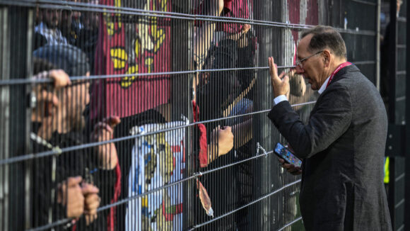 John Textor en discussions avec les supporters de l'OL à Clermont