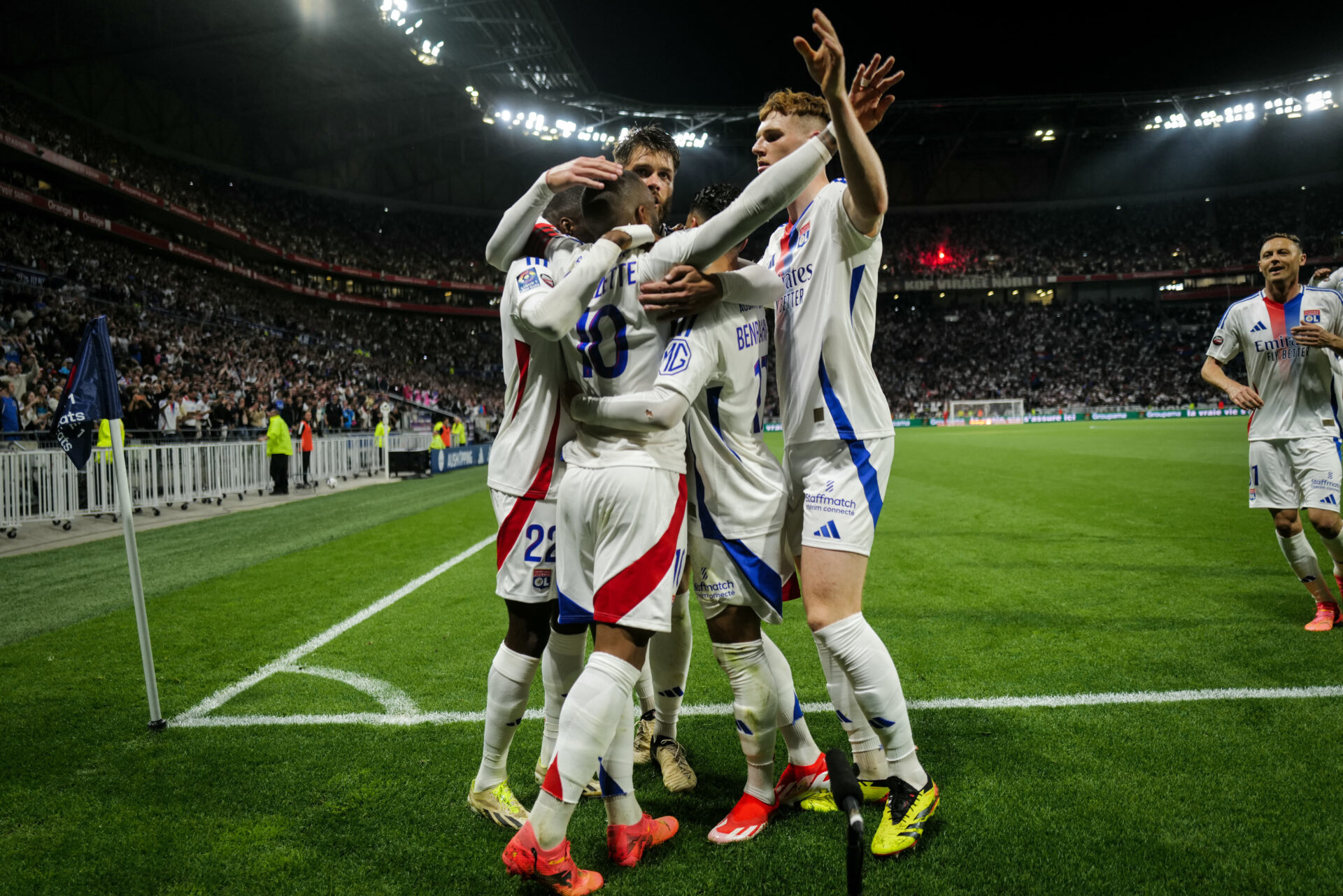 La joie des joueurs de l'OL après un but contre Strasbourg.