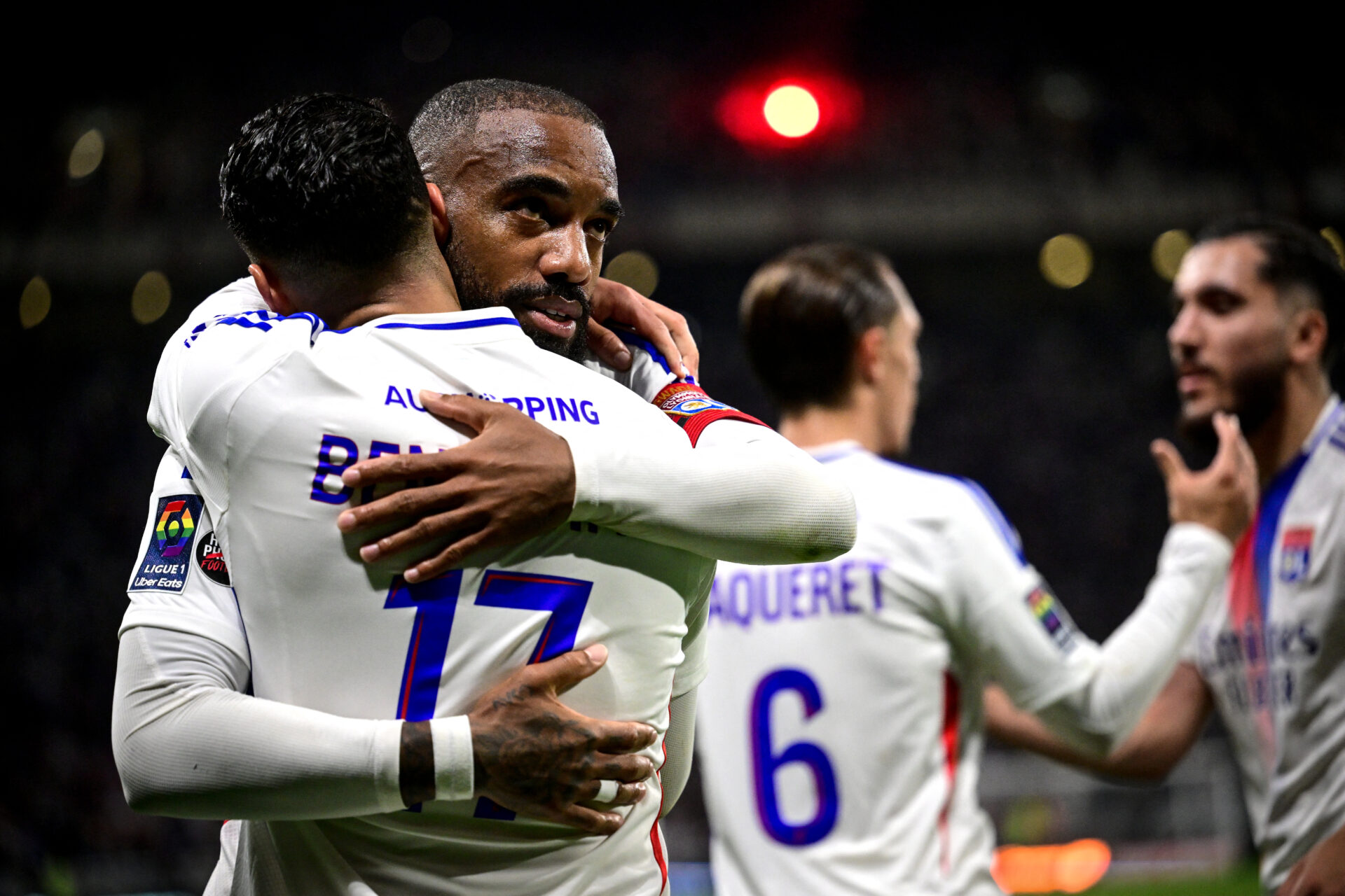 Alexandre Lacazette remerciant Saïd Benrahma pour sa passe décisive lors d'OL - Strasbourg