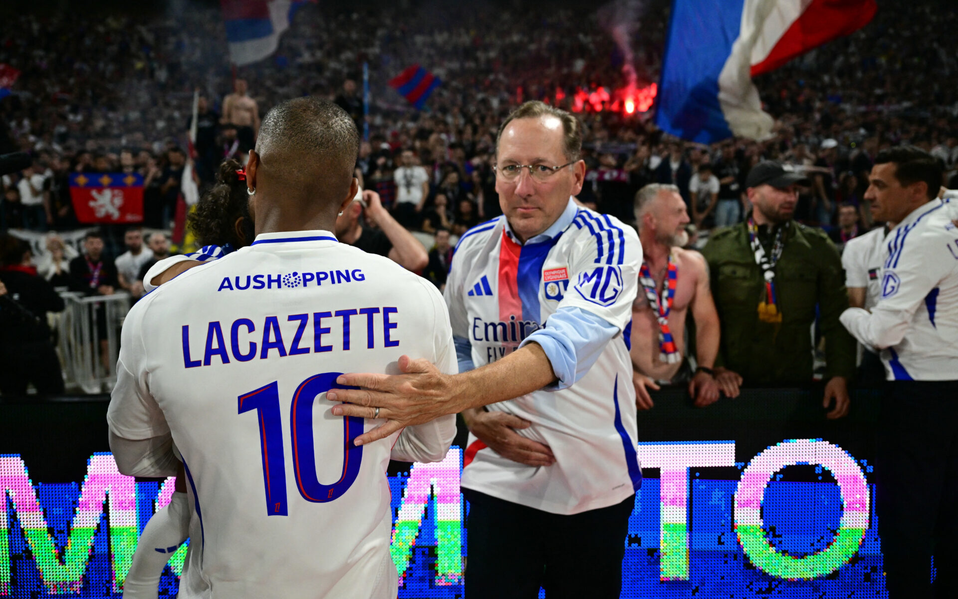 Alexandre Lacazette et John Textor (OL)