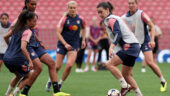 Damaris Egurrola à l'entraînement de l'OL face à Wendie Renard et Selma Bacha