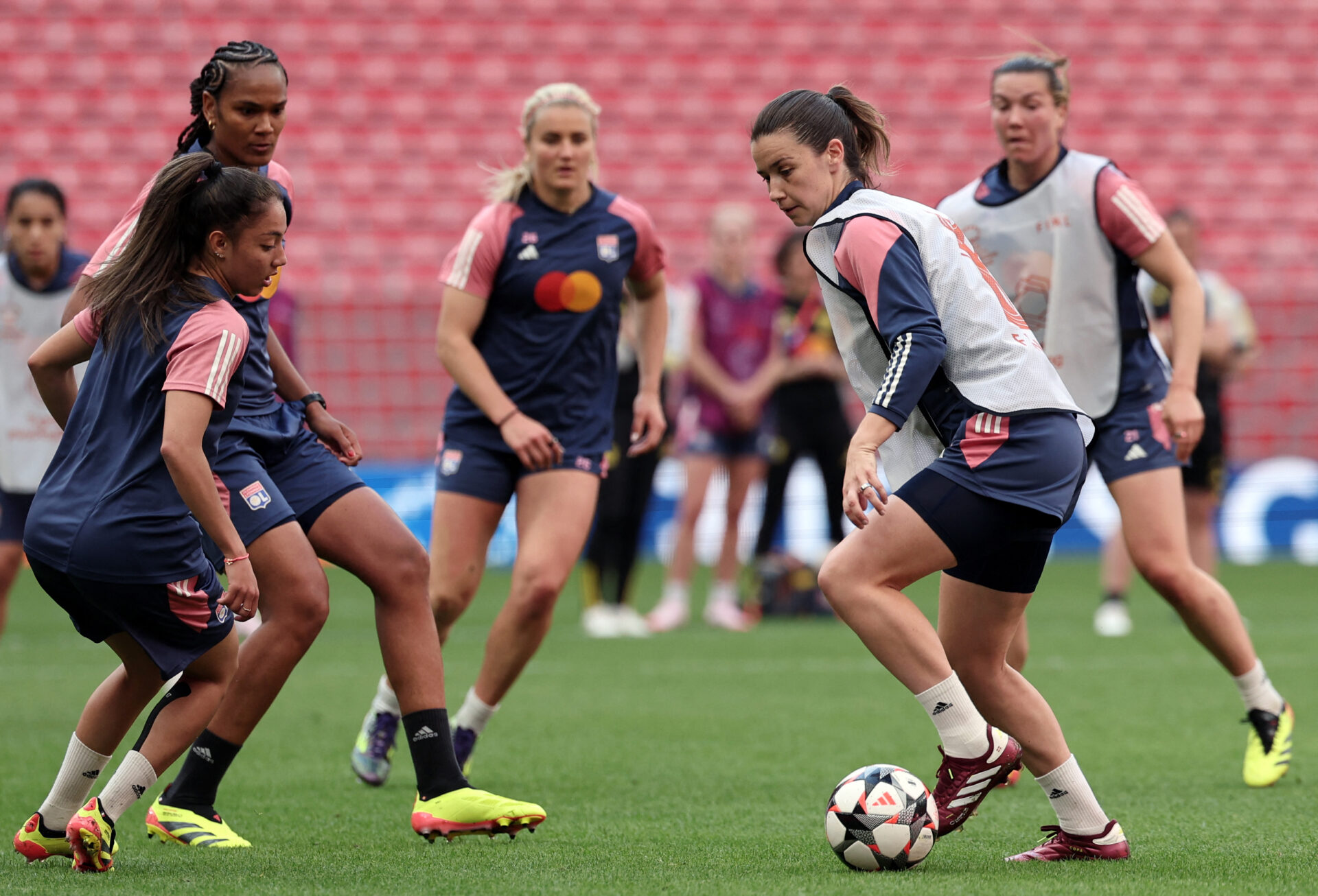 Damaris Egurrola à l'entraînement de l'OL face à Wendie Renard et Selma Bacha