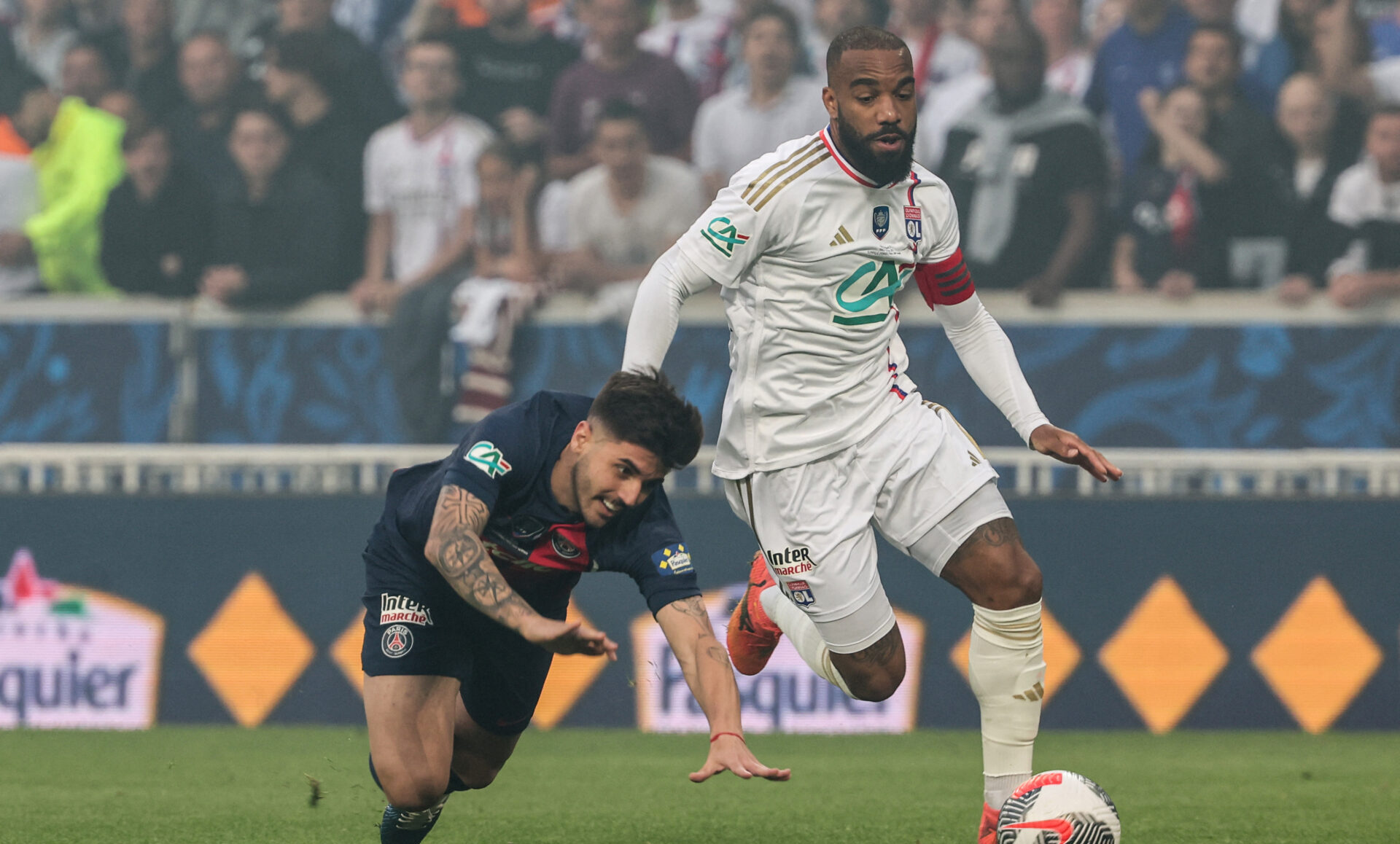 Alexandre Lacazette face à Lucas Beraldo en finale de la Coupe de France OL - PSG