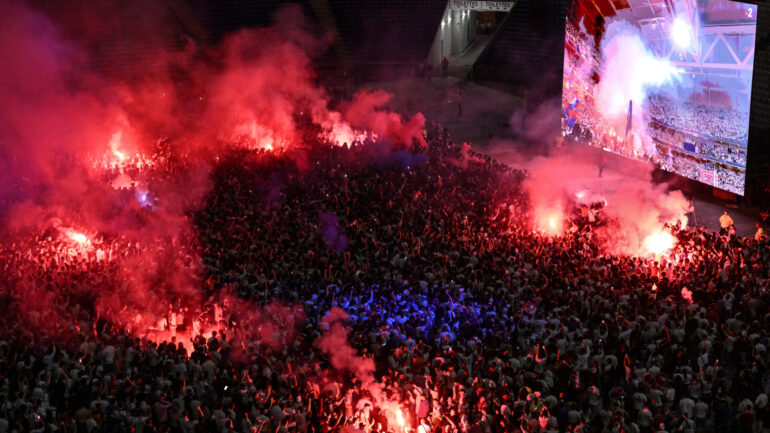 Les supporters de l'OL dans la fan zone de Décines