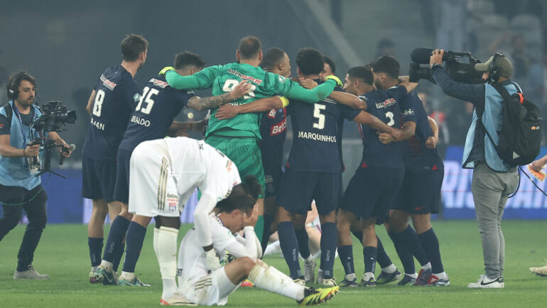 La joie des joueurs du PSG devant la déception de Maxence Caqueret (OL)