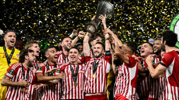 Les joueurs de l'Olympiakos célèbrent la Ligue Europa Conference