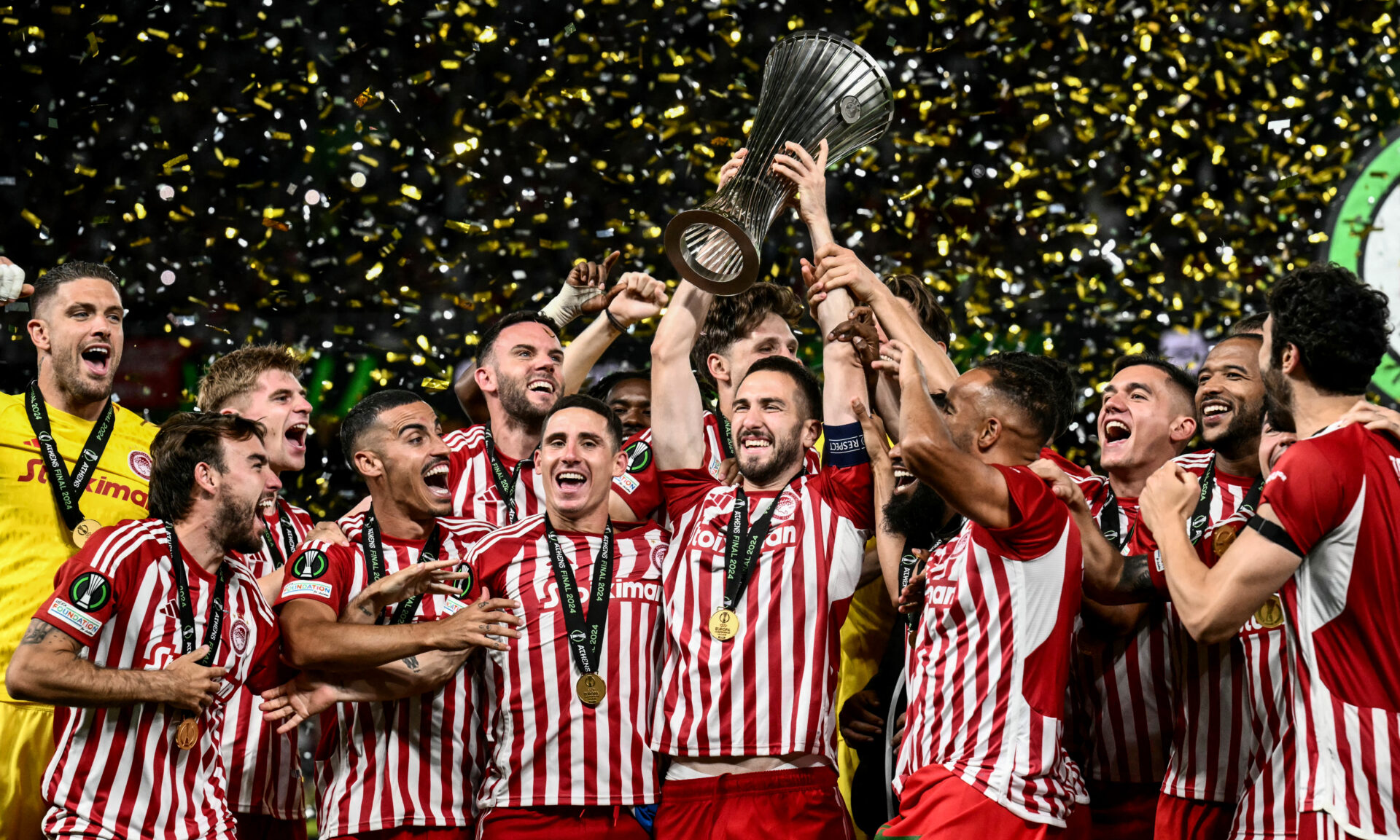 Les joueurs de l'Olympiakos célèbrent la Ligue Europa Conference