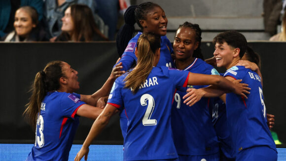 Kadidiatou Diani et les Bleues célèbrent de but de Katoto