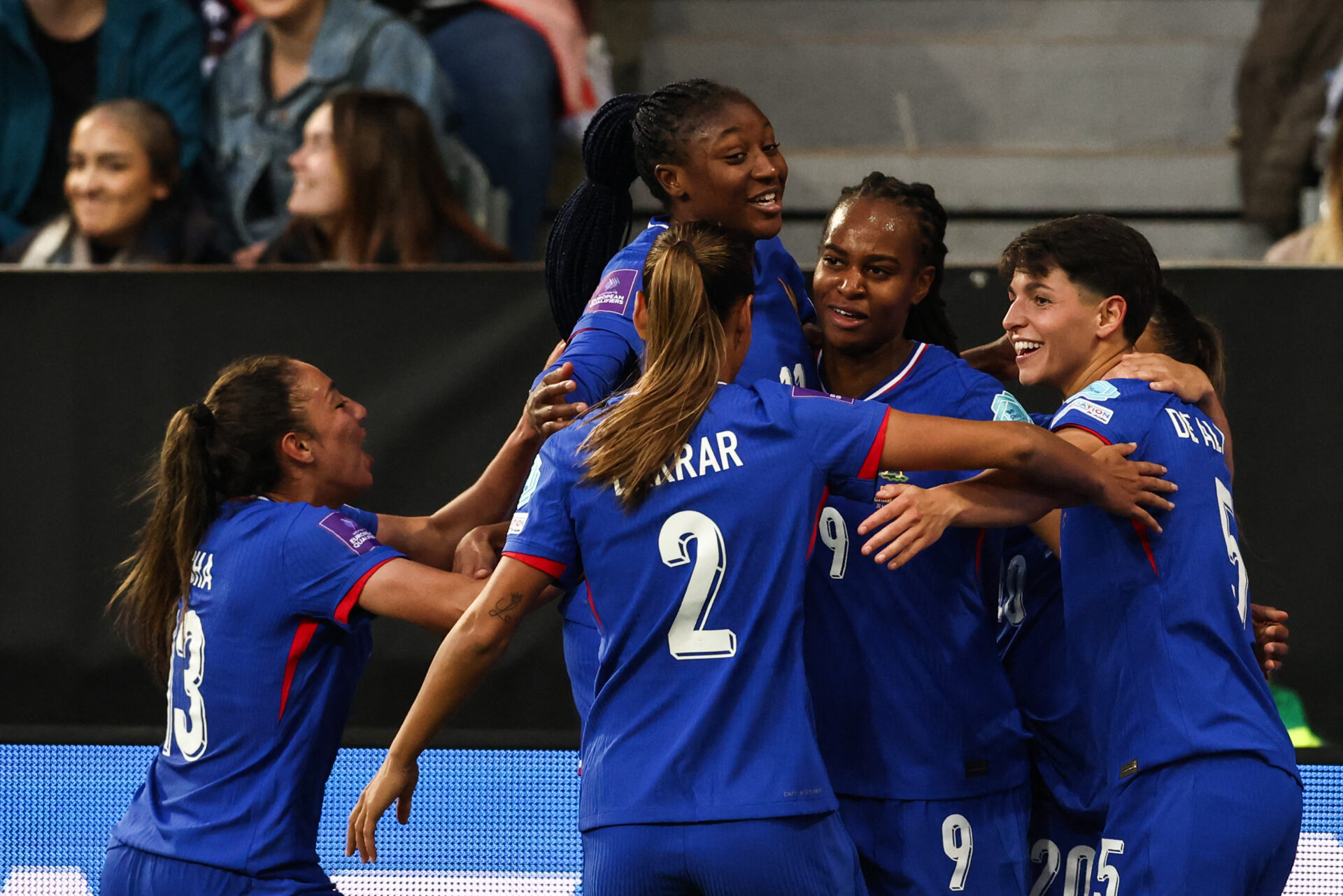 Kadidiatou Diani et les Bleues célèbrent de but de Katoto