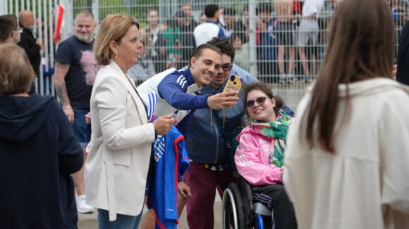 Maxence Caqueret avec les supporters de l'OL à l'entraînement