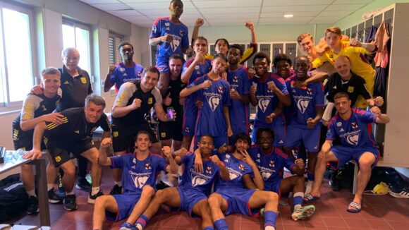 La joie des U19 de l'OL après la qualification en play-offs