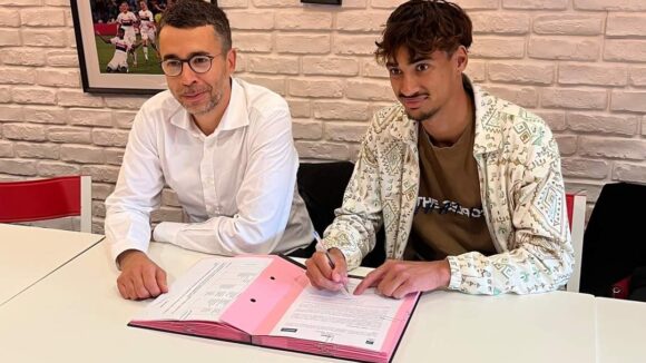 Erawan Garnier avec Jean Sudres lors de la signature du contrat stagiaire avec l'OL