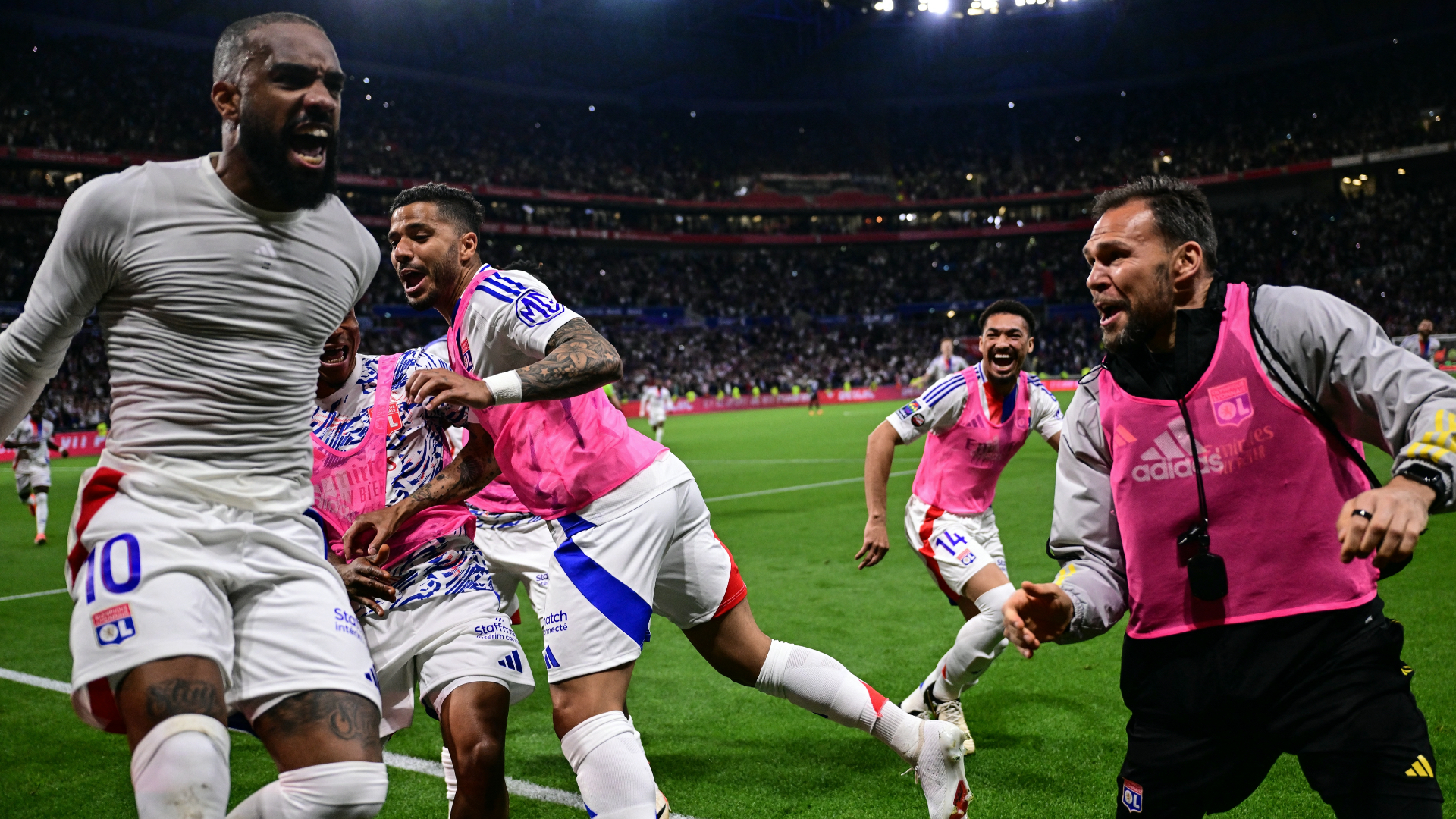 La joie des joueurs de l'OL, dont Alexandre Lacazette