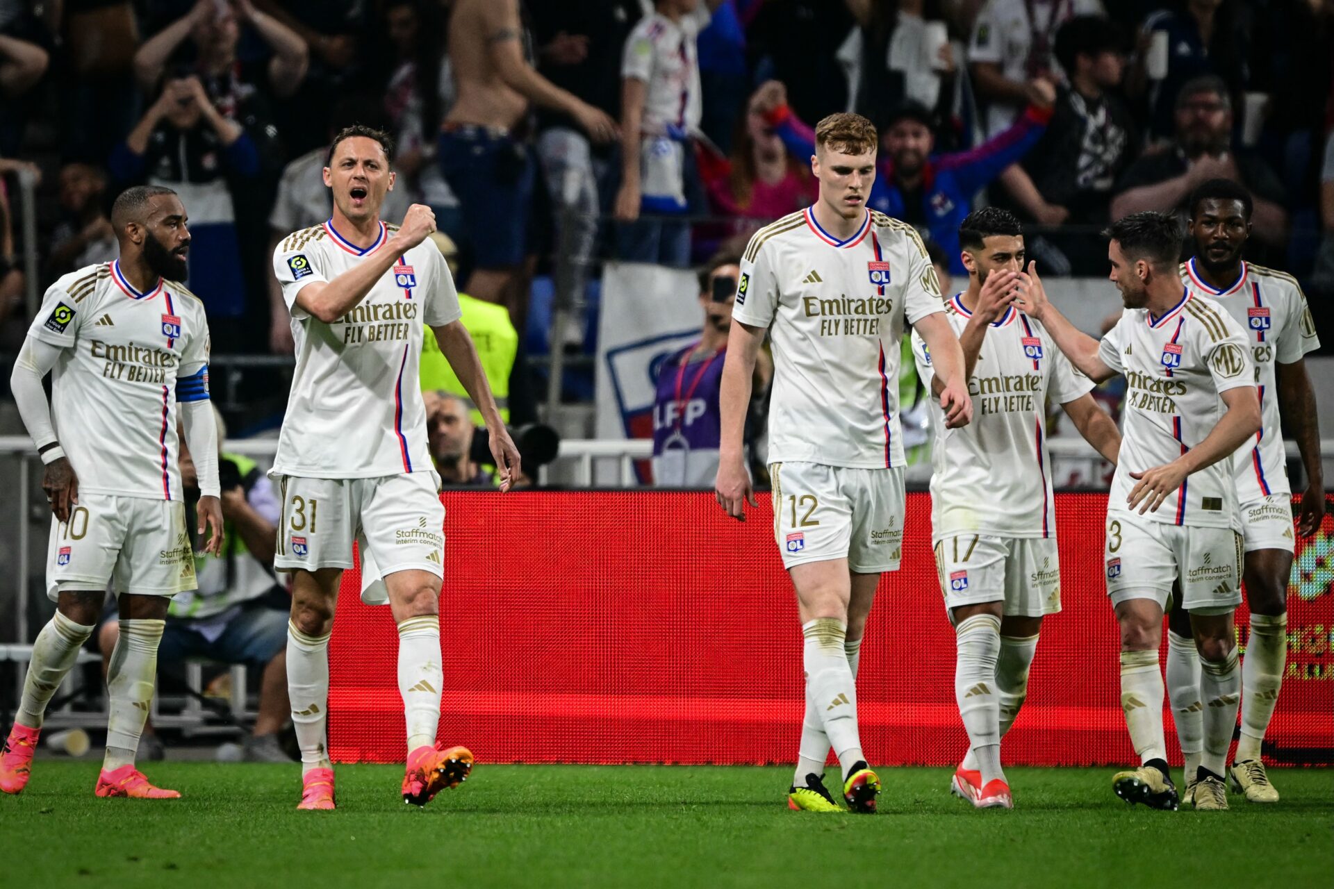 Nemanja Matic et Jake O'Brien célébrant un but de l'OL en Ligue 1