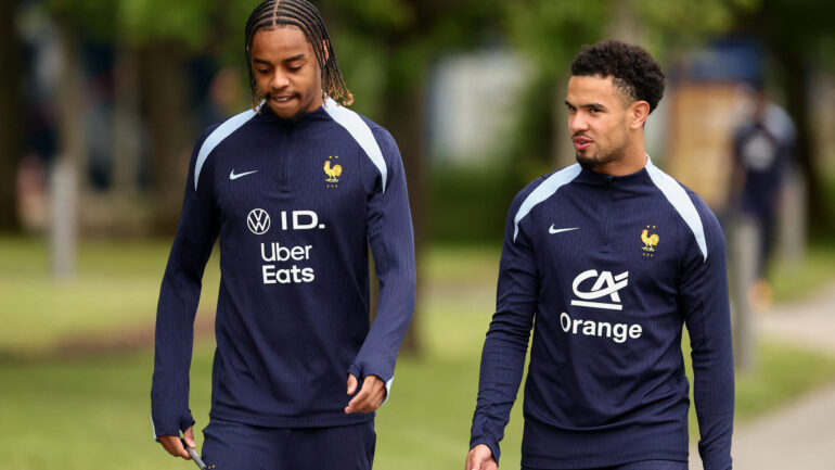 Bradley Barcola avec Warren Zaïre-Emery lors du rassemblement des Bleus