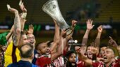 Ayoub El-Kaabi célèbre la victoire en Ligue Europa Conférence avec l'Olympiakos