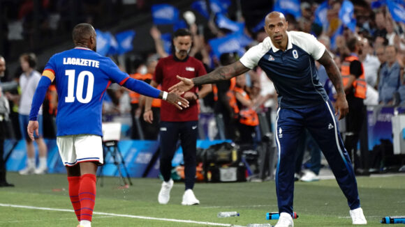 Alexandre Lacazette et Thierry Henry après le but du capitaine lors de France - Etats-Unis